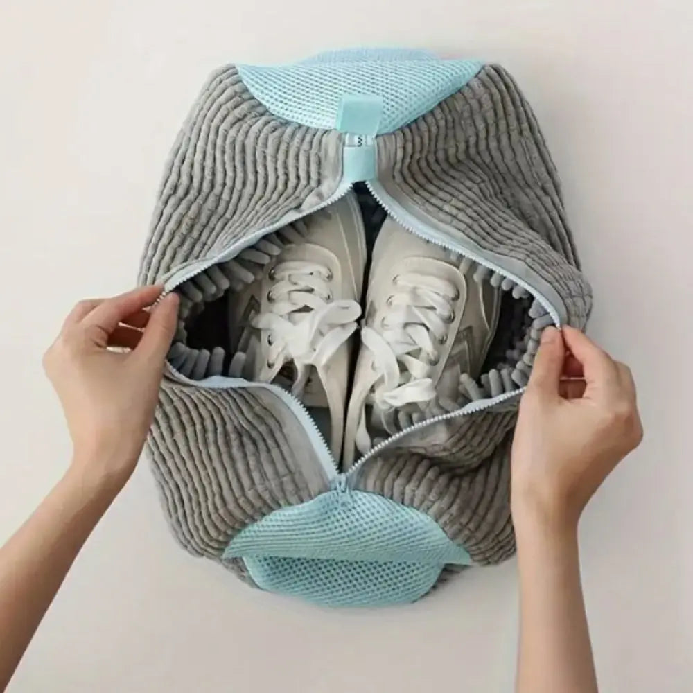 Sac_lavage_pour_chaussures_machine_a_laver_gris_et_bleu_avec_chaussures