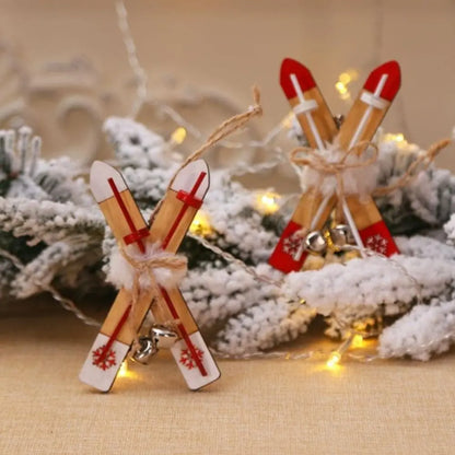 Deux_decorations_skis_en_situation_sur_un_sapin