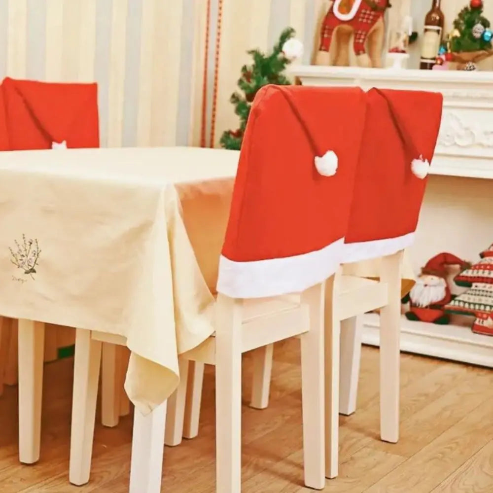 Housses_de_chaise_bonnet_de_pere_noel_rouge_table_de_noel_et_chaise