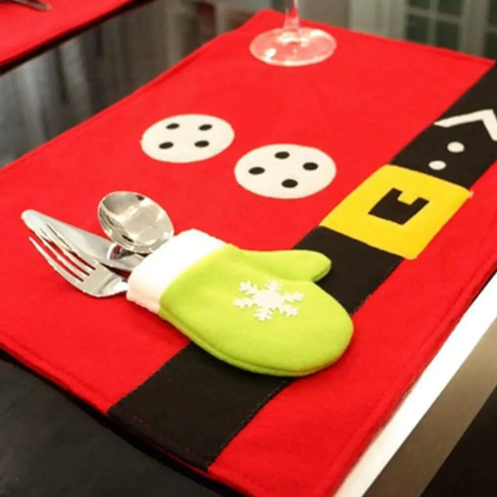 Sets_de_table_ceinture_de_pere_noel_sur_une_table_avec_des_couverts